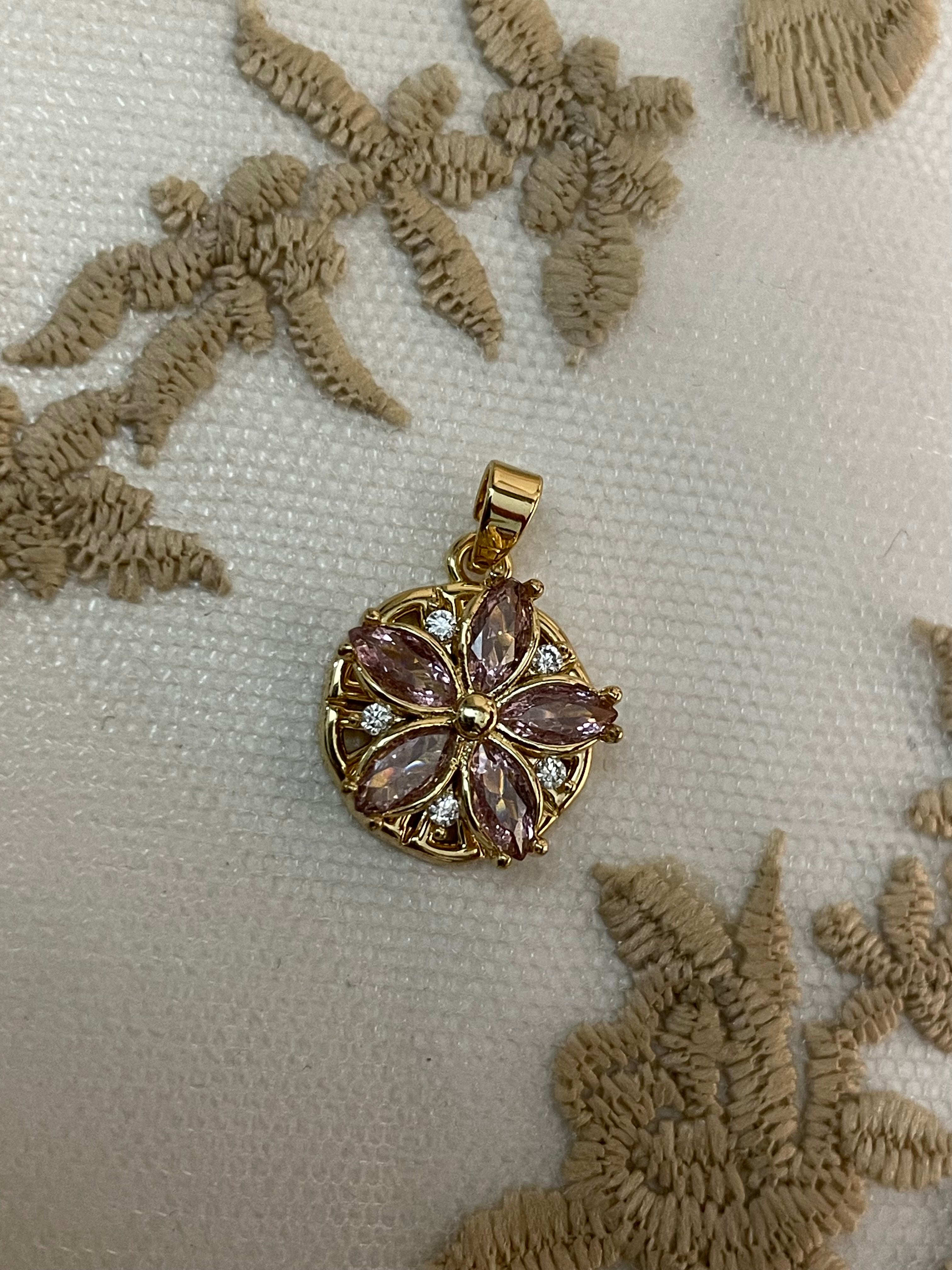 Spinny pendant 33