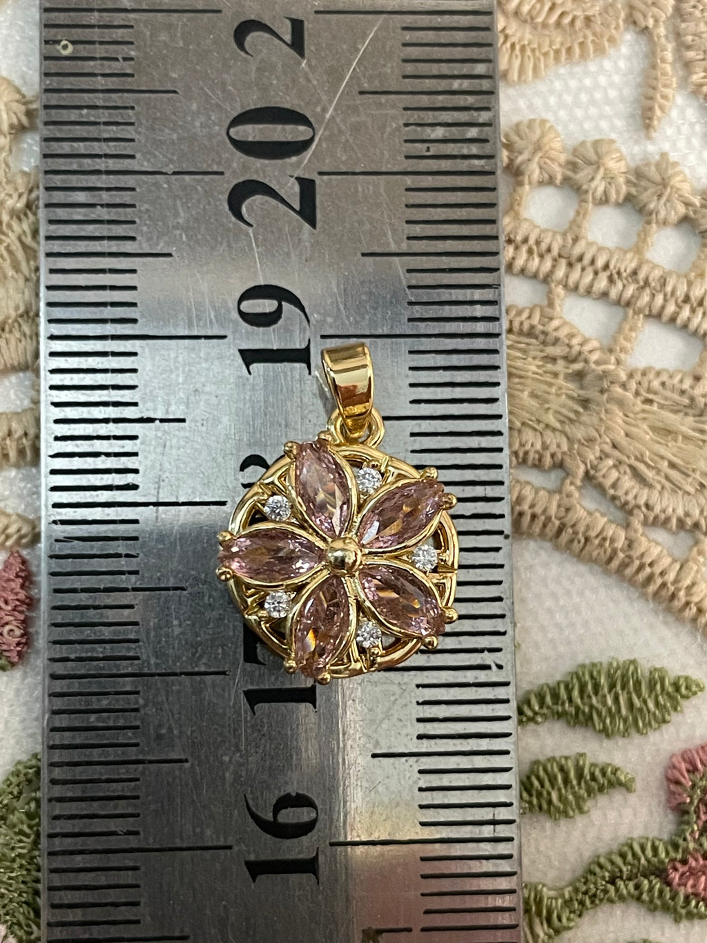 Spinny pendant 33