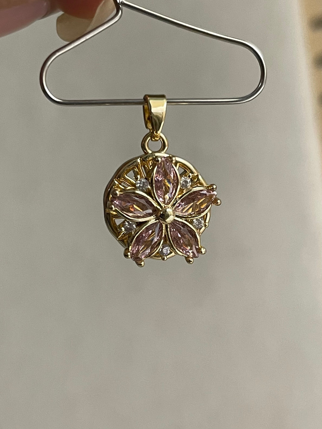 Spinny pendant 33