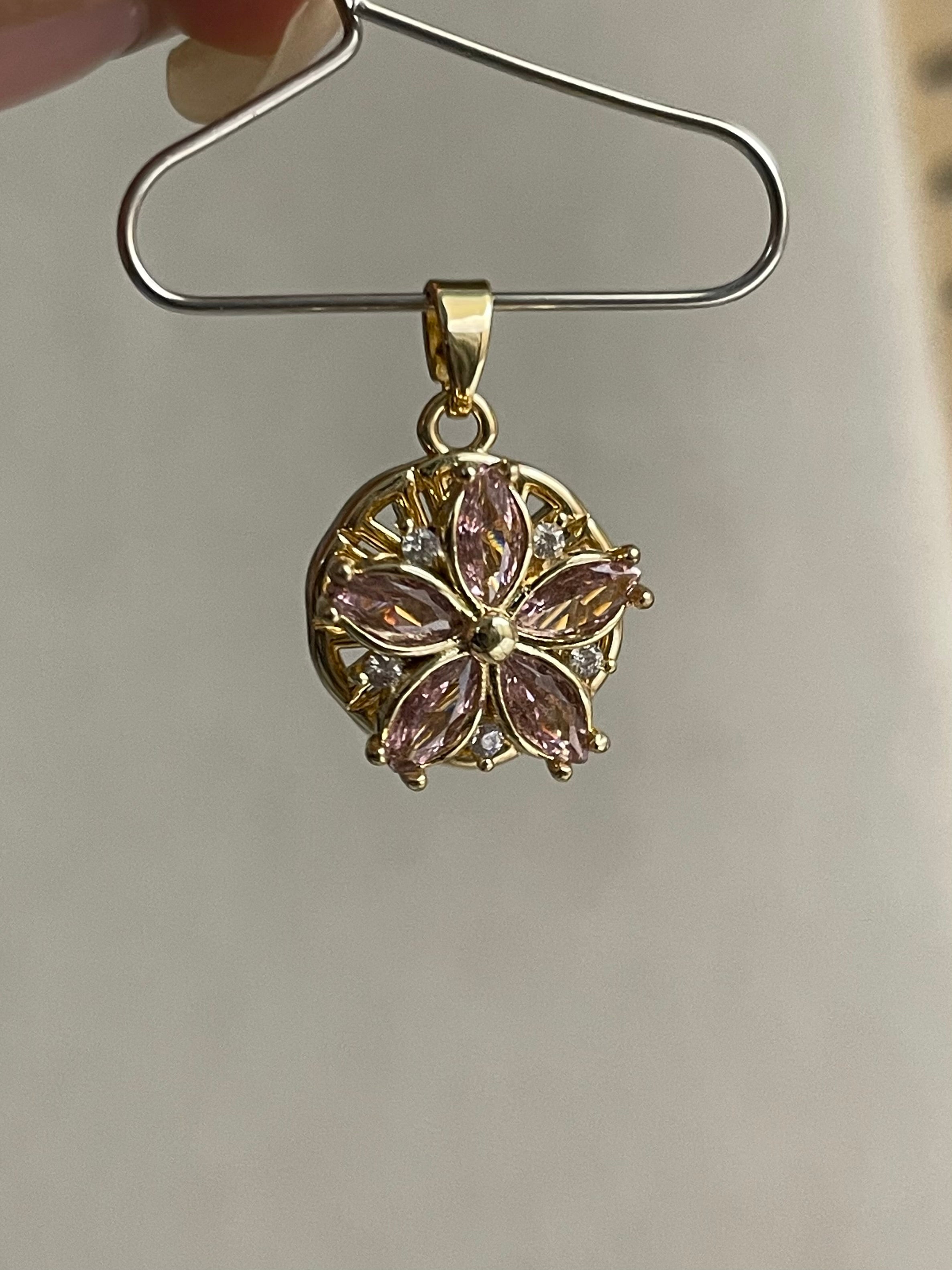 Spinny pendant 33
