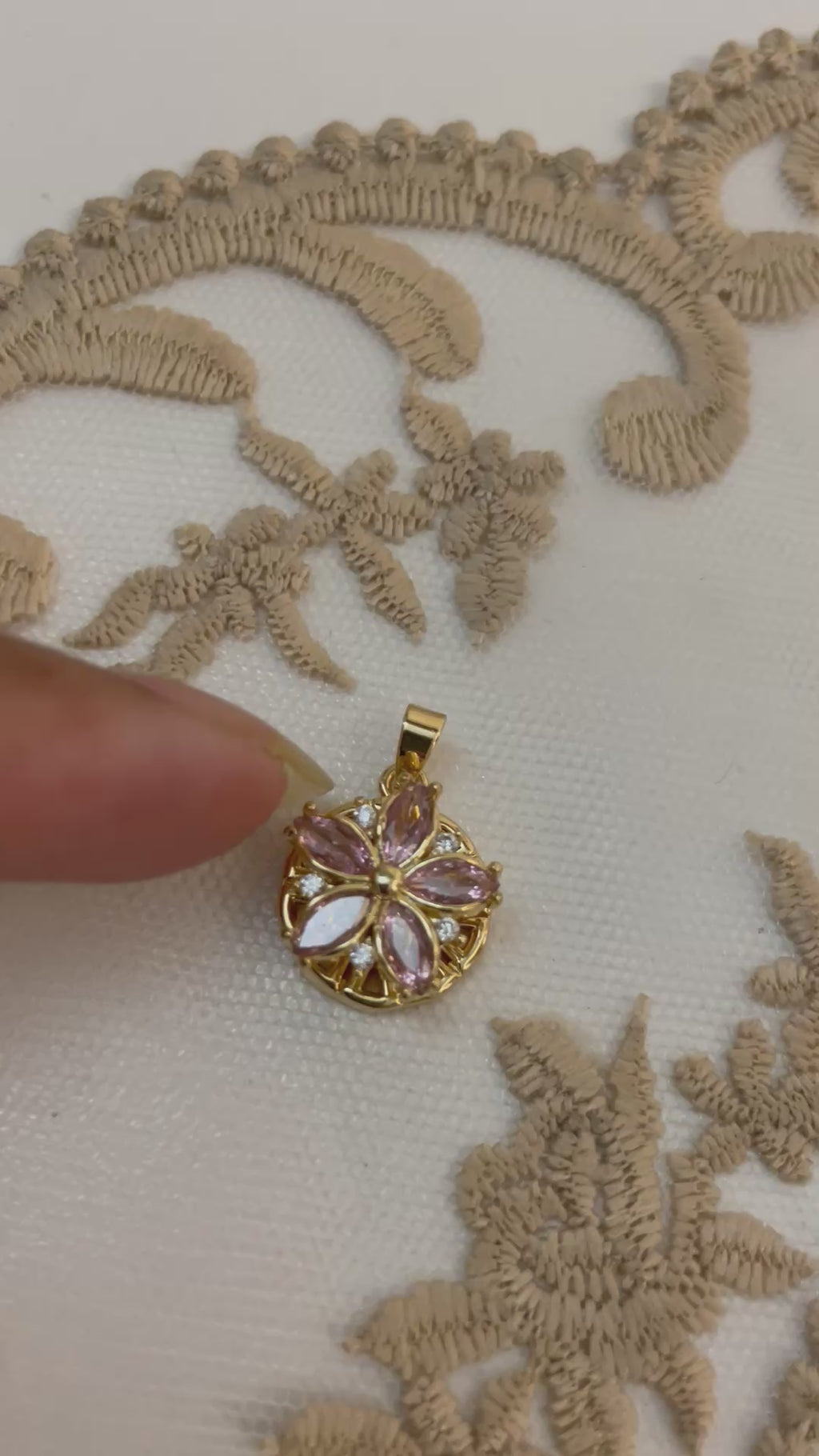 Spinny pendant 33